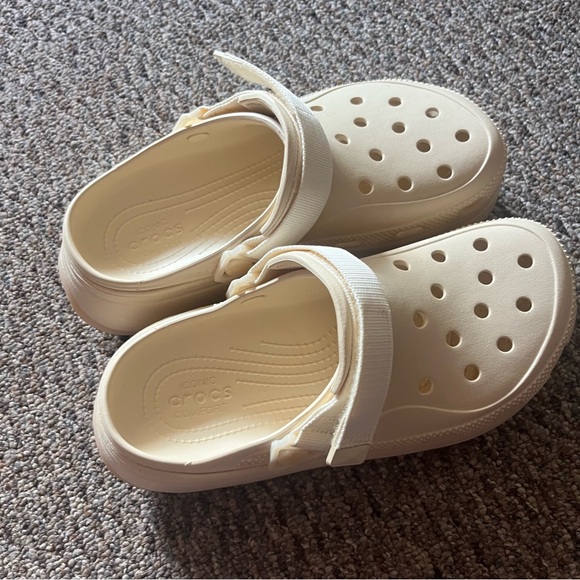 🆕Womens Size 9 Crocs Classic Hiker Escape Clogs - Cream - Picture 12 of 12